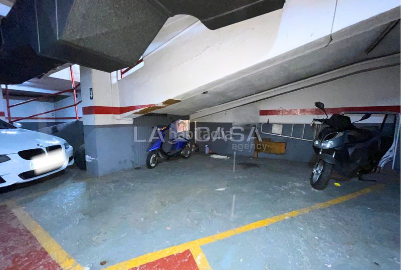 Foto 136b0005-7ded-445e-afd6-118518294a3a. Aparcament cotxe a La Salut Badalona