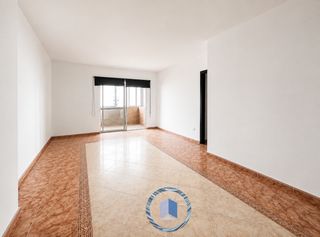 Pis a Centro. Piso de 111 m con 4 dormitorios y garaje en montequinto