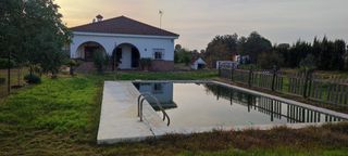 Xalet a Carmona. Villa de 2600 m con 4 dormitorios y piscina en los jinetes