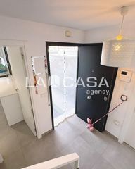 Maison jumelée à Entrenúcleos. Vivienda adosada 124 m con 3 dormitorios y garaje en dos hermana