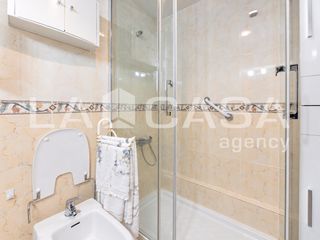 Flat in Trinitat. Piso de 106 m con 3 dormitorios y ascensor en primado reig, vale