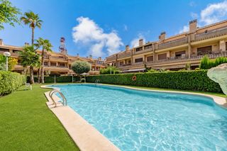 Casa adosada en Beniferri. Casa adosada de 267 m con 4 dormitorios y piscina en beniferri,