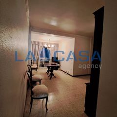 Piso en Cruz Roja. Piso de 114 m con 4 dormitorios y balcón en sevilla