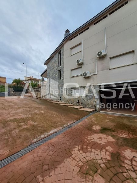 Foto 52c21178-1a29-4115-b519-4ae8e9e9dcc1. Xalet amb piscina a Can Parellada Terrassa