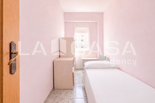 Flat in Aiora. Piso de 65 m con 3 dormitorios para reformar en valència