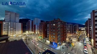 Pis  Euskadi etorbidea. La casa agency vende piso reformado con terraza totalmente exter