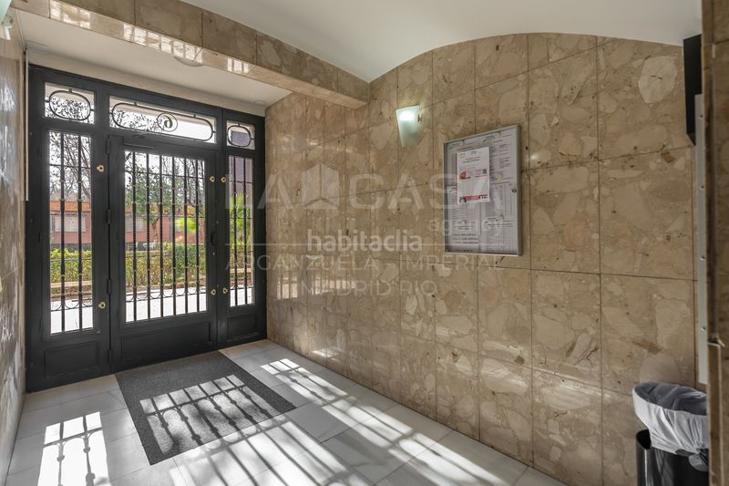 Foto f9fb52b4-a9a2-4e13-8c93-a31a0b42b838. Pis amb calefacció aparcament a Los Cármenes Madrid