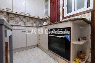 Pis a La Guineueta. Piso de 69 m con 3 dormitorios y garaje en valldaura