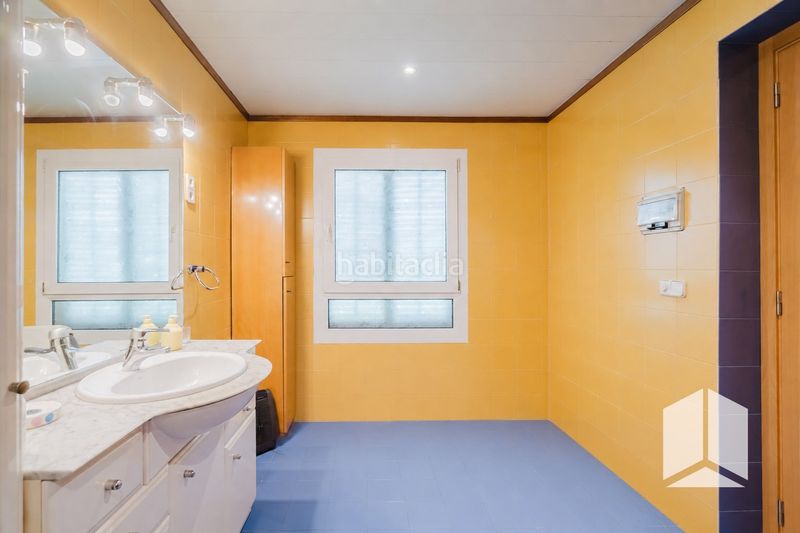 Foto 2c9f4389-9af7-47a6-9444-54668bd64926. Casa amb aparcament piscina a La Pineda Castelldefels