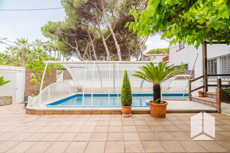 Foto e4dd49b9-88b4-4d41-89cd-a5fffa407393. Casa amb aparcament piscina a La Pineda Castelldefels