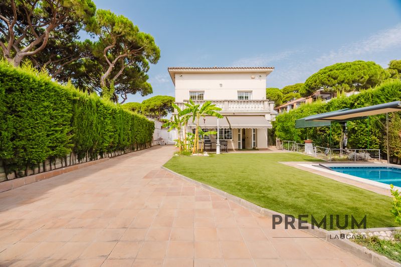 Foto d269c257-5984-4139-8573-7ff74ad29210. Casa amb aparcament piscina a La Pineda Castelldefels