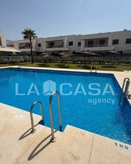 Casa adossada a Entrenúcleos. Villa adosada de 155.53 m con 3 dormitorios y garaje en dos herm