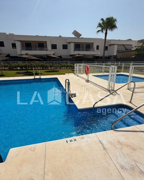 Foto 0a0facf8-a35a-418a-afab-3ba28d3478b6. Casa adossada amb aparcament piscina a Entrenúcleos Dos Hermanas