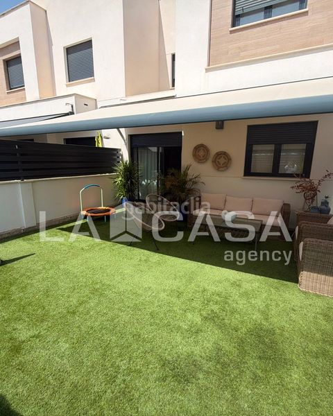Foto 70e93b39-a8ad-46e4-ac55-ad6e2d576e60. Casa adossada amb aparcament piscina a Entrenúcleos Dos Hermanas