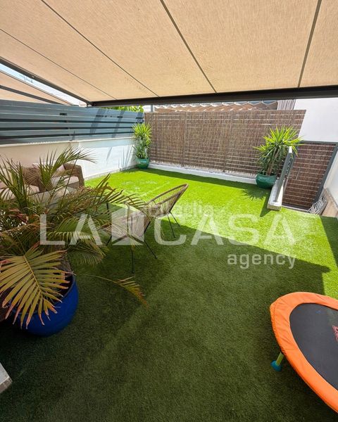 Foto adaa2a90-055a-4f62-b03d-9b17c515b6e3. Casa adossada amb aparcament piscina a Entrenúcleos Dos Hermanas