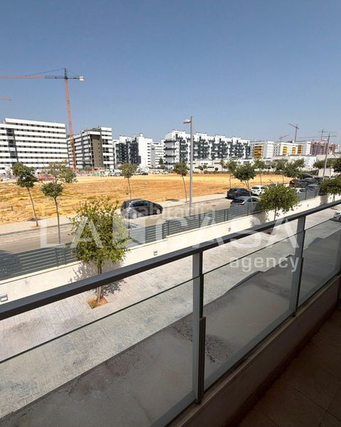 Foto f8870875-b23a-473a-82a4-0bb745a1fe12. Casa adossada amb aparcament piscina a Entrenúcleos Dos Hermanas
