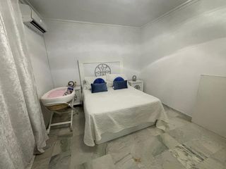 Casa adossada a Palmete. Chalet adosado de 210 m con 4 dormitorios y garaje en sevilla