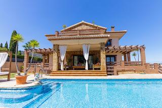 Xalet en Manantiales - Lagar - Cortijo. Descubre esta impresionante villa en alhaurn de la torre