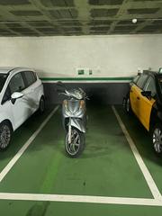 Aparcament cotxe  Carrer de jorge manrique. Plaza de parking para coche grande