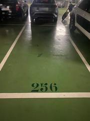 Aparcament cotxe a Carrer de jorge manrique 15. Parking para coche mediano
