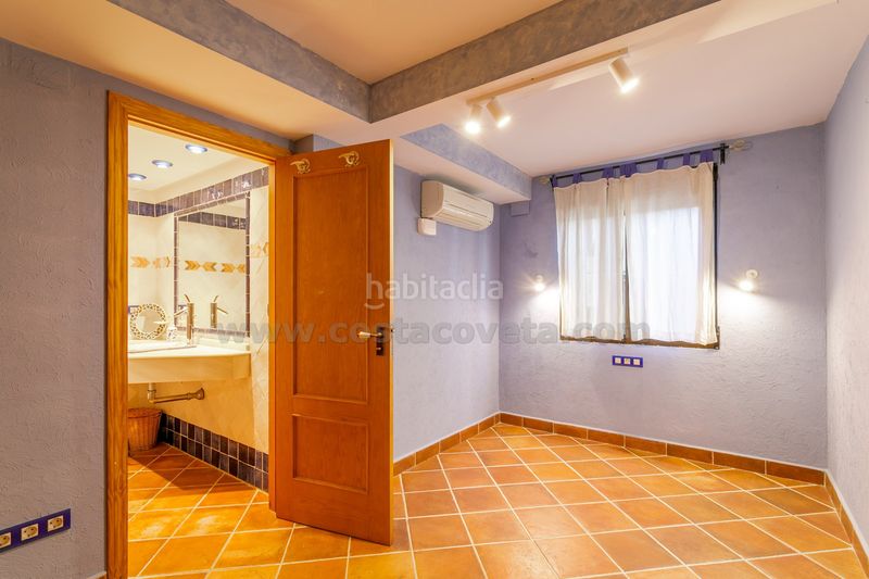 Foto d33fec9a-5128-4d65-8f42-51cec2cc831a. Casa a osca d' 10 a Pueblo Español-Coveta Fumá Campello (el)