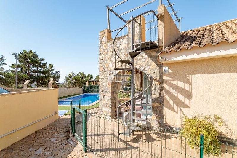 Foto 313a6d90-ab17-4ab3-a472-17e654076f09. Casa aparellada a morret de cabot el 3 a Aigües