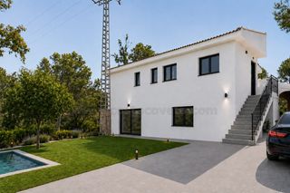 Casa in Pueblo Español-Coveta Fumá. Chalet independiente con gran potencial después a reformar.