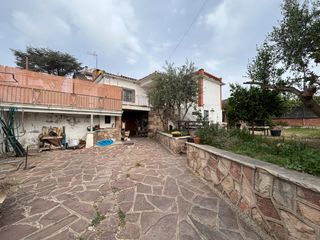 Xalet  Carrer eugeni d'ors. Casa esquinera con piscina y gran parcela en els saulons (caldes