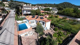 Xalet  Carrer eugeni d'ors. Casa esquinera con piscina y gran parcela en els saulons (caldes