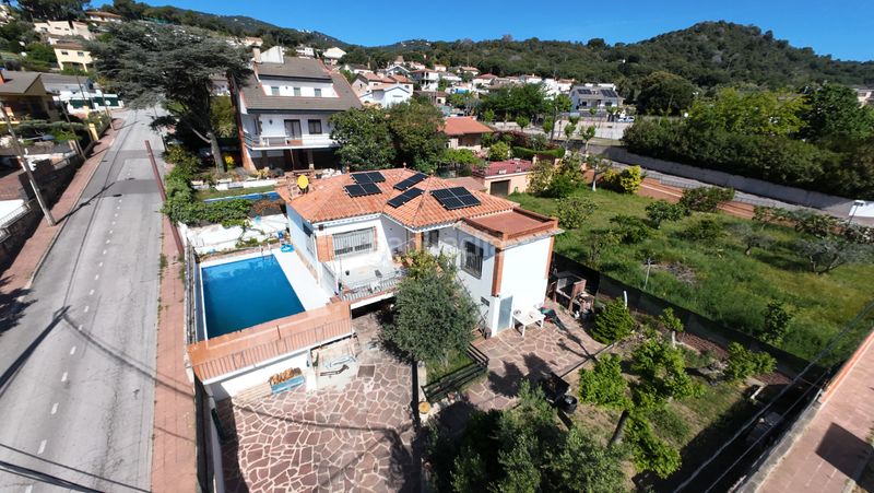 Foto d8585c89-5d95-437a-b819-52cc1af0fb95. Xalet amb xemeneia calefacció aparcament piscina a Caldes de Montbui