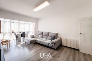 Etagenwohnung  Carrer de roger de flor. *piso reformado de 3 habitaciones en zona tranquila de gavà con