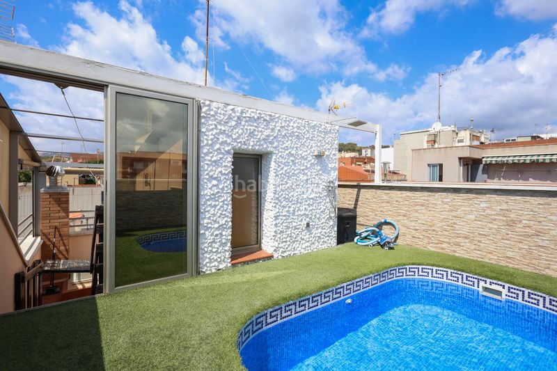 Foto 3e030ffc-4a6c-4a93-8f5c-971a9b2aa8c3. Casa adossada amb calefacció aparcament piscina a Gavà