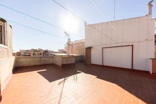 Pis  Carrer de f. pi i margall. Piso con terraza en centre