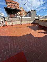 Etagenwohnung  Carrer de f. pi i margall. Piso con terraza en centre