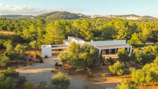 Casa  Polígono rustega. Villa de diseño contemporáneo entre olivos y calma rural en porr