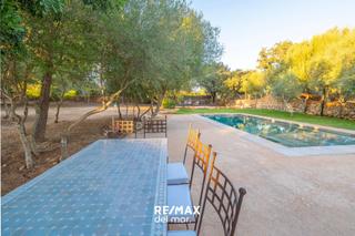 Casa  Polígono rustega. Villa de diseño contemporáneo entre olivos y calma rural en porr