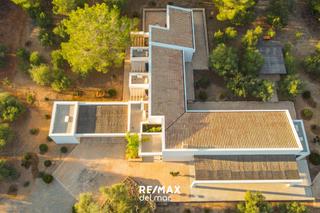 Casa  Polígono rustega. Villa de diseño contemporáneo entre olivos y calma rural en porr
