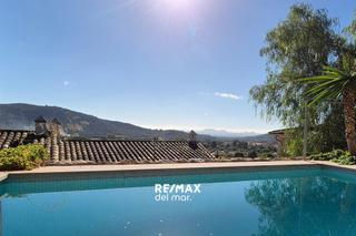 Casa adossada  Carrer del puig de sa comuna. Vivienda exclusiva con piscina y vistas despejadas, a pasos del