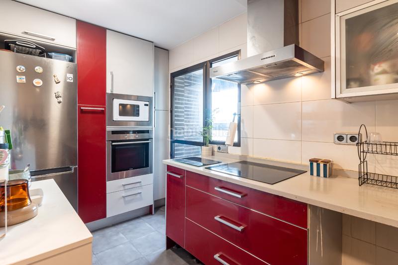 Foto 3598f382-efd7-4f4f-956f-e28bd7112ff5. Àtic amb calefacció a Acacias Madrid