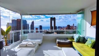 Pis en Via Parque. Magnifico piso en venta con vistas impresionantes al mar, monta�