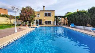 Chalet à Escandinavia-Cautivador. Exclusivo chalet independiente en la nucía con piscina privada,