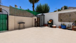 Chalet in La Nucia Pueblo. Exclusiva casa adosada con jardín, terrazas y piscina comunitari