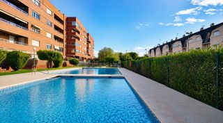 Chalet en Ciutat Esportiva. Magnifico chalet adosado con gran terraza, piscina comunitaria y