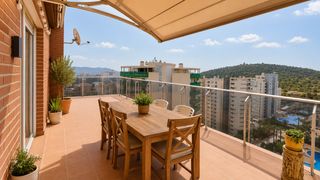 �tic en Las Azaleas-Alkadir. �tico de esquina con terraza de 80 m y vistas panor�micas al