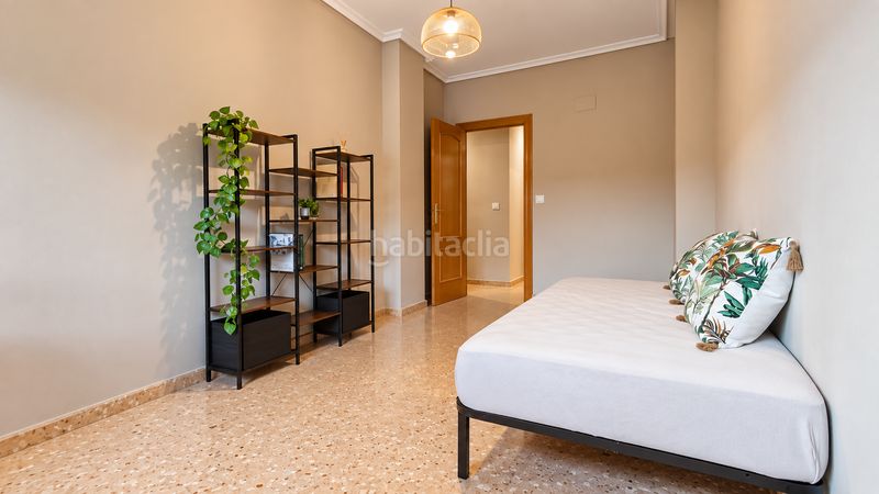 Foto 07fe1ebb-1fed-4908-b9f9-63d430611ba8. Planta baja  con patio privado, garaje y suite con vestidor el en Elche / Elx