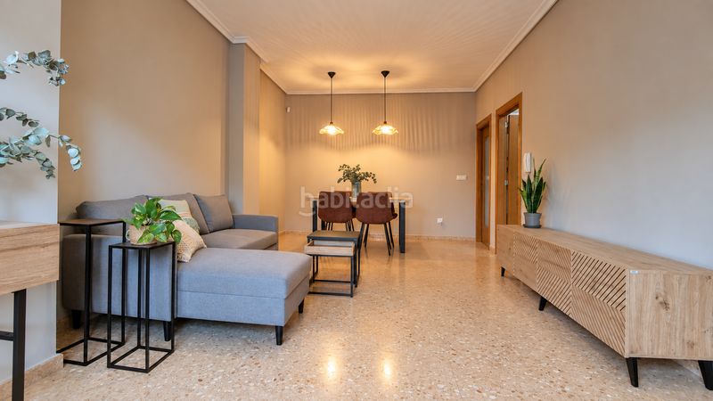 Foto 0b42d235-a87e-4a3d-a383-b3fa2f6dac4d. Planta baja  con patio privado, garaje y suite con vestidor el en Elche / Elx