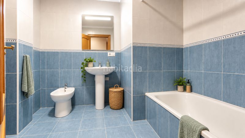 Foto 34c2c53a-9077-4fa7-9af1-3ff737e60e8f. Planta baja  con patio privado, garaje y suite con vestidor el en Elche / Elx