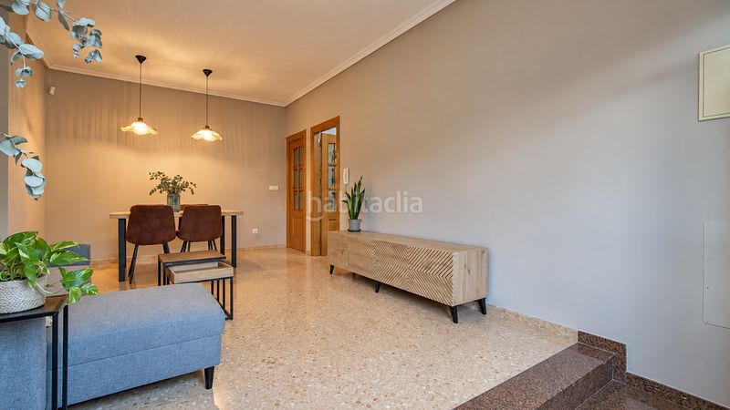 Foto 4224a1d9-aa11-44ea-853d-447e6fc393bc. Planta baja  con patio privado, garaje y suite con vestidor el en Elche / Elx