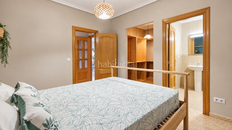Foto 63c1390f-1529-4e0f-9388-8d351eb240fb. Planta baja  con patio privado, garaje y suite con vestidor el en Elche / Elx