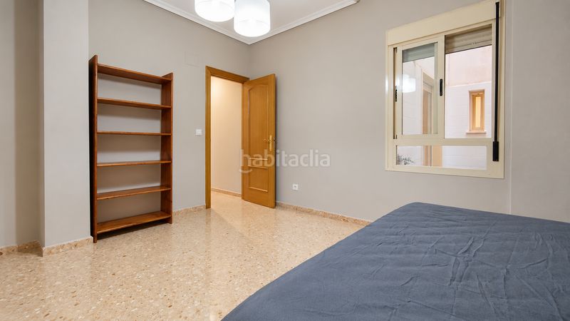 Foto 6f5f0cf4-df57-4e78-935b-88379aa9cc78. Planta baja  con patio privado, garaje y suite con vestidor el en Elche / Elx
